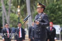 Kapolres Bolmut AKBP Andhika Fitransyah bersama Forkopimda menaburkan bunga ke laut dalam peringatan HUT ke-81 Kemerdekaan RI di Pantai Batu Pinagut.(foto: poket/*)