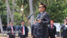 Kapolres Bolmut AKBP Andhika Fitransyah bersama Forkopimda menaburkan bunga ke laut dalam peringatan HUT ke-81 Kemerdekaan RI di Pantai Batu Pinagut.(foto: poket/*)