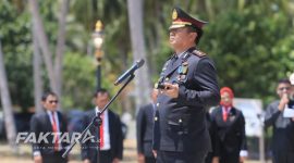 Kapolres Bolmut AKBP Andhika Fitransyah bersama Forkopimda menaburkan bunga ke laut dalam peringatan HUT ke-81 Kemerdekaan RI di Pantai Batu Pinagut.(foto: poket/*)