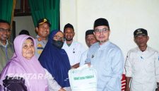 Bupati Bolmut Sirajudin Lasena menyerahkan secara simbolis bantuan cadangan pangan pemerintah tahap II di Kantor Camat Kaidipang.(foto: poket/*)