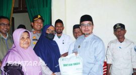 Bupati Bolmut Sirajudin Lasena menyerahkan secara simbolis bantuan cadangan pangan pemerintah tahap II di Kantor Camat Kaidipang.(foto: poket/*)