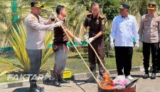 Kapolres Bolmut AKBP Andhika Fitransyah menghadiri pemusnahan barang bukti di Kantor Kejari.(foto: bobze/*)