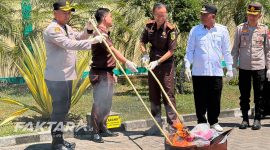 Kapolres Bolmut AKBP Andhika Fitransyah menghadiri pemusnahan barang bukti di Kantor Kejari.(foto: bobze/*)