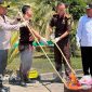Kapolres Bolmut AKBP Andhika Fitransyah menghadiri pemusnahan barang bukti di Kantor Kejari.(foto: bobze/*)