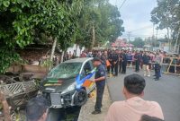 Mobil peserta Drag Race Kotamobagu Championship 2026 mengalami kecelakaan dan menabrak sejumlah penonton di area ujung lintasan.(foto: juandri*)