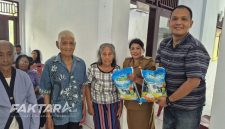 Kejari Kepulauan Talaud menyalurkan bantuan 5 kilogram beras kepada lansia di Kecamatan Essang Selatan.(foto: sintya*)
