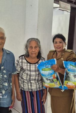 Plh Kajari Talaud Salurkan 275 Kg Bantuan Beras untuk Lansia