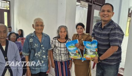 Kejari Kepulauan Talaud menyalurkan bantuan 5 kilogram beras kepada lansia di Kecamatan Essang Selatan.(foto: sintya*)