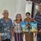 Kejari Kepulauan Talaud menyalurkan bantuan 5 kilogram beras kepada lansia di Kecamatan Essang Selatan.(foto: sintya*)