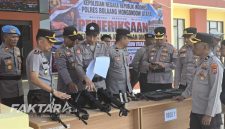 Wakapolres Bolmut Kompol Abdulrahman Faudzi memimpin pemeriksaan kendaraan dinas dan inventaris senjata api personel.(foto: bobze/*)