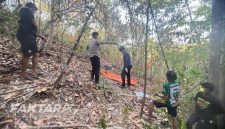 Polisi menangani penemuan jasad pria di kawasan perkebunan Perindu, Desa Mokoditek I, Bolmut.(foto: bobze/*)